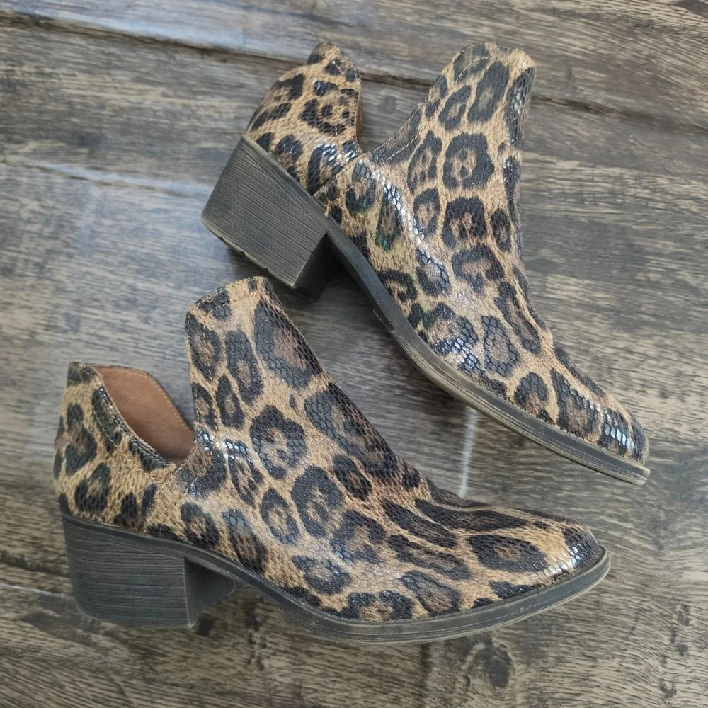 VOLATILE Ankle Booties Women Size 8 Brown Leopard Print‎ V-Cut Block Heel UQ001